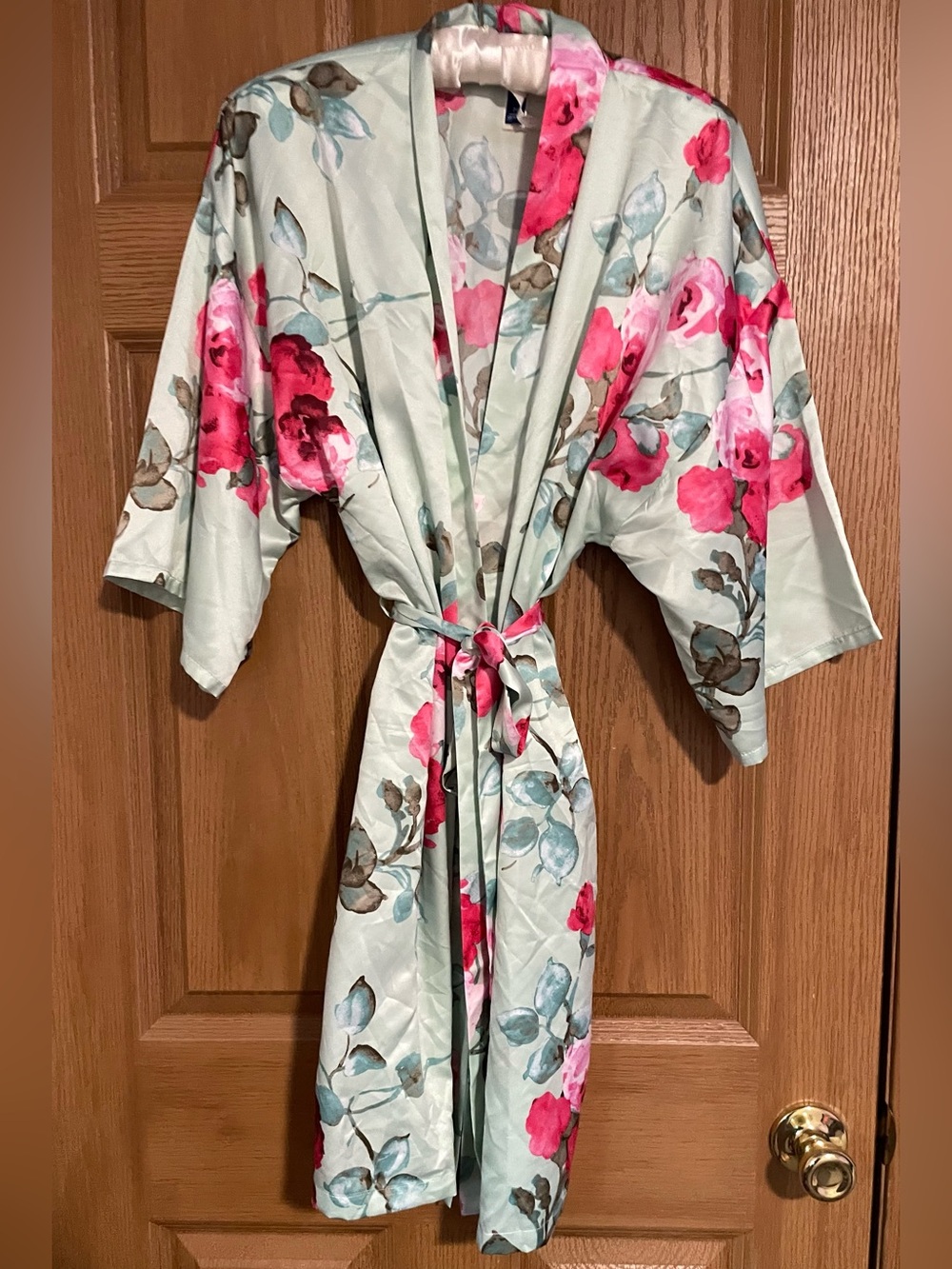 Apt 9 women’s robe, light green with pink flowers. Has sash. NWT